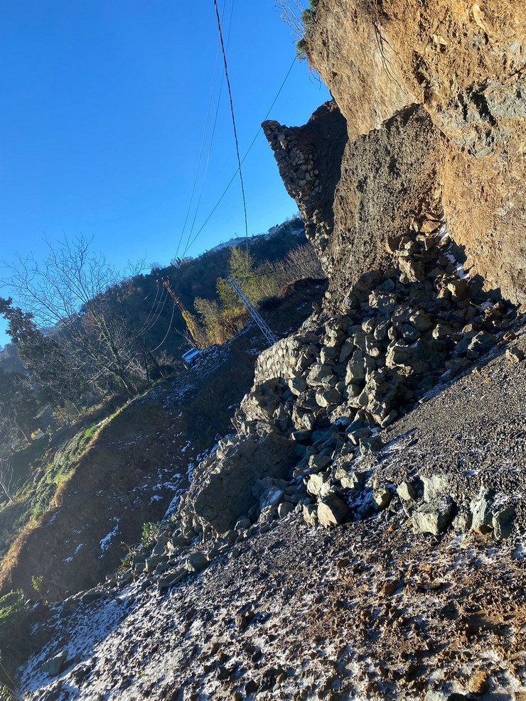 rize-merkez-yaglitas-mahallesinde-yapimi-suren-belediye-asri-mezarlik-yolu-insaatinda-ucuncu-kez-heyelan-meydana-geldi-3.jpg