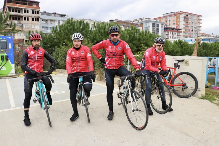 sarikamis-sehitlerini-anmak-icin-istanbuldan-yola-cikan-bisikletliler-rizeye-ulasti-1.jpg