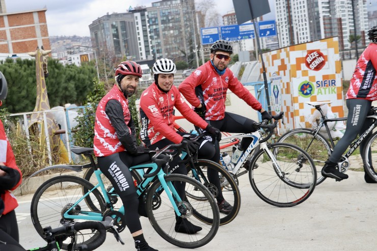 sarikamis-sehitlerini-anmak-icin-istanbuldan-yola-cikan-bisikletliler-rizeye-ulasti-3.jpg