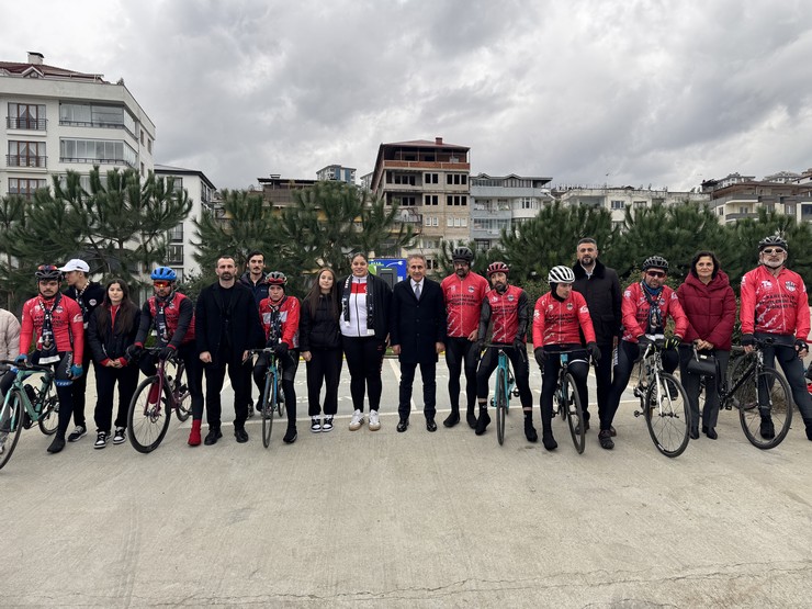 sarikamis-sehitlerini-anmak-icin-istanbuldan-yola-cikan-bisikletliler-rizeye-ulasti-4.jpg