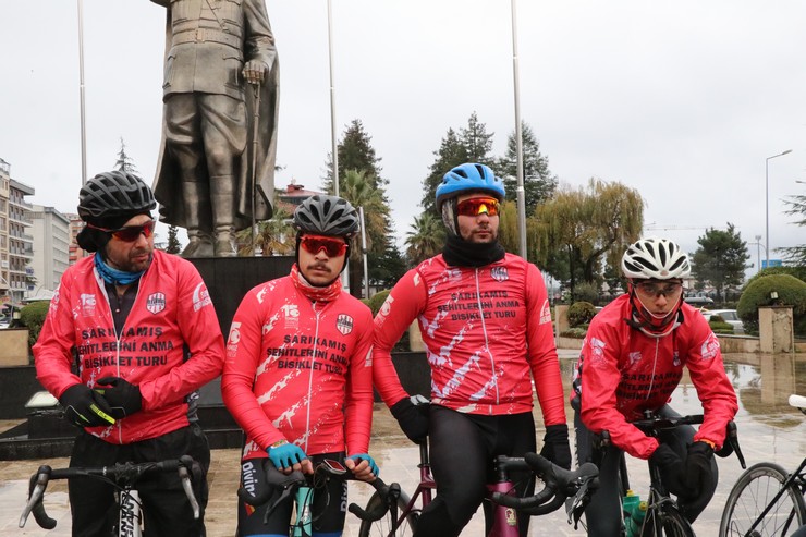 sarikamis-sehitlerini-anmak-icin-istanbuldan-yola-cikan-bisikletliler-rizeden-artvine-ugurlandi-2.jpg