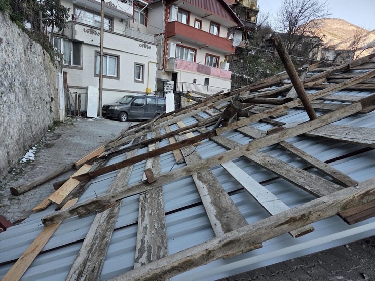 artvinde-siddetli-ruzgarda-ucan-cati-otomobile-zarar-verdi-2.jpg