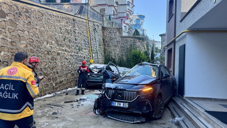 trabzonun-ortahisar-ilcesinde-site-bahcesine-devrilen-suv-tipi-aracin-surucusu-yaralandi-ihbar-uzerine-bolgeye-112-acil-saglik-itfaiye-ve-polis-ekipleri-sevk-edildi.jpg