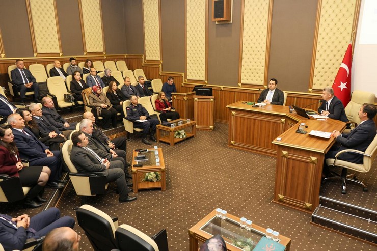 artvin-valisi-turan-ergun-baskanliginda-toplanan-bagimlilikla-mucadele-il-koordinasyon-kurulu-sehrin-yeni-donem-stratejilerini-belirledi-3.jpg