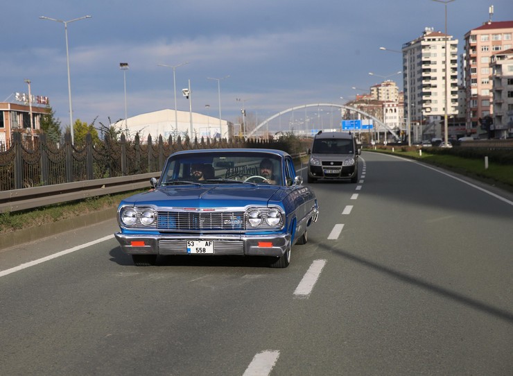 rizede-yasayan-klasik-otomobil-tutkunu-sevket-yilmaza-ait-1964-model-chevrolet-impala-klasik-arac-tutkunlarindan-yogun-ilgi-goruyor-3.jpg