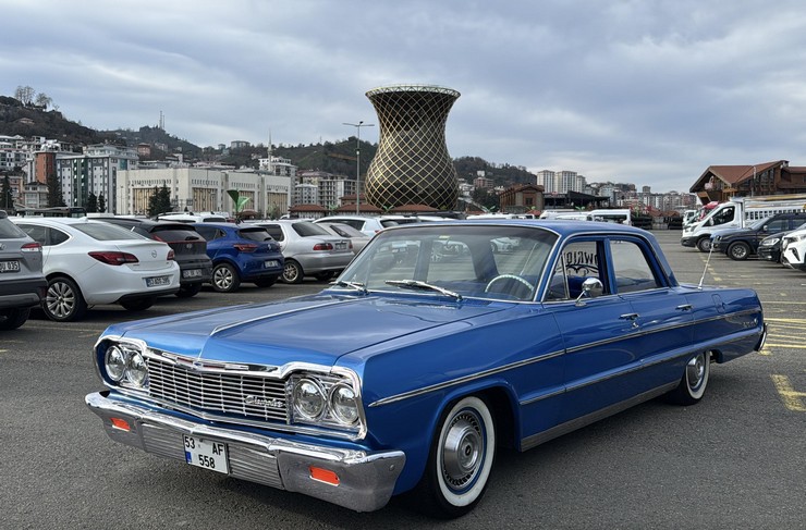 rizede-yasayan-klasik-otomobil-tutkunu-sevket-yilmaza-ait-1964-model-chevrolet-impala-klasik-arac-tutkunlarindan-yogun-ilgi-goruyor-4-001.jpg