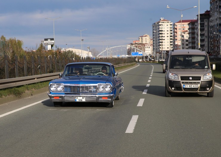 rizede-yasayan-klasik-otomobil-tutkunu-sevket-yilmaza-ait-1964-model-chevrolet-impala-klasik-arac-tutkunlarindan-yogun-ilgi-goruyor-5.jpg