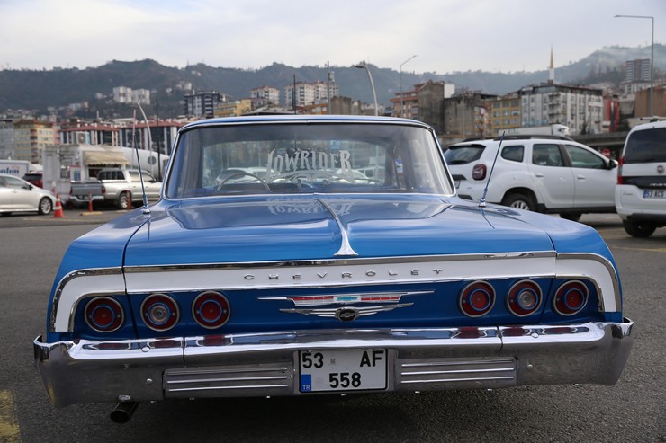 rizede-yasayan-klasik-otomobil-tutkunu-sevket-yilmaza-ait-1964-model-chevrolet-impala-klasik-arac-tutkunlarindan-yogun-ilgi-goruyor-6.jpg