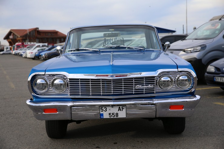 rizede-yasayan-klasik-otomobil-tutkunu-sevket-yilmaza-ait-1964-model-chevrolet-impala-klasik-arac-tutkunlarindan-yogun-ilgi-goruyor-8.jpg