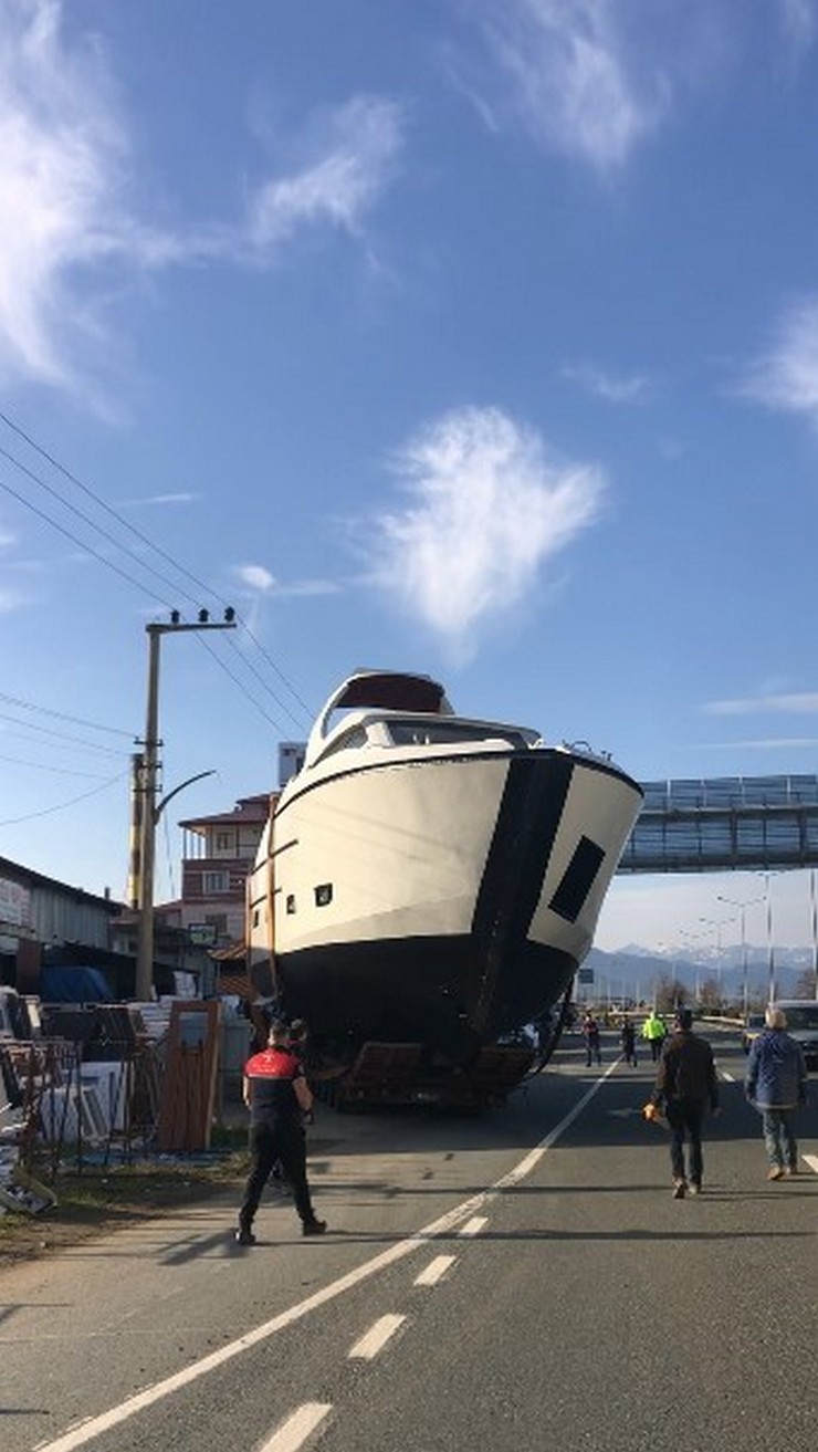 trabzonun-of-ilcesinde-bir-yillik-titiz-calismayla-tamamlanan-22-metrelik-iki-luks-yat-tersaneden-tirlarla-karayoluna-cikarildi-12-001.jpg