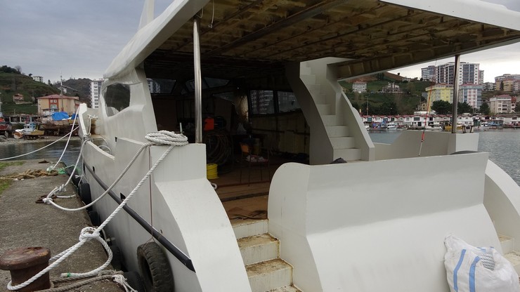 trabzonun-of-ilcesinde-bir-yillik-titiz-calismayla-tamamlanan-22-metrelik-iki-luks-yat-tersaneden-tirlarla-karayoluna-cikarildi-2-001.jpg