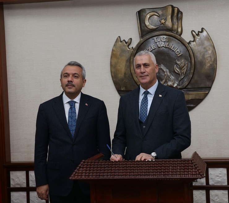 kuzey-kibris-turk-cumhuriyeti-kktc-ekonomi-ve-enerji-bakani-olgun-amcaoglu-rize-valisi-ihsan-selim-baydasi-ziyaret-etti-2.jpg