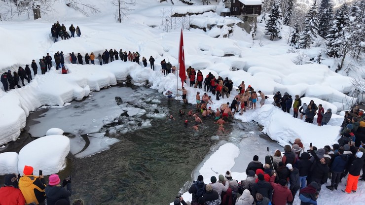 rizenin-ardesen-ilcesinde-duzenlenen-10uncu-kis-yuzme-senligine-katilanlar-1300-rakimli-deremezra-koyundeki-kismen-buz-tutan-golde-yuzdu-1.jpg