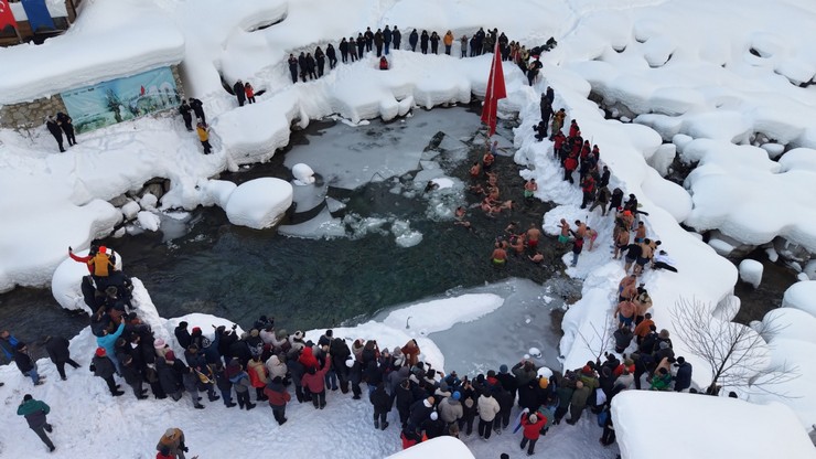 rizenin-ardesen-ilcesinde-duzenlenen-10uncu-kis-yuzme-senligine-katilanlar-1300-rakimli-deremezra-koyundeki-kismen-buz-tutan-golde-yuzdu-2.jpg
