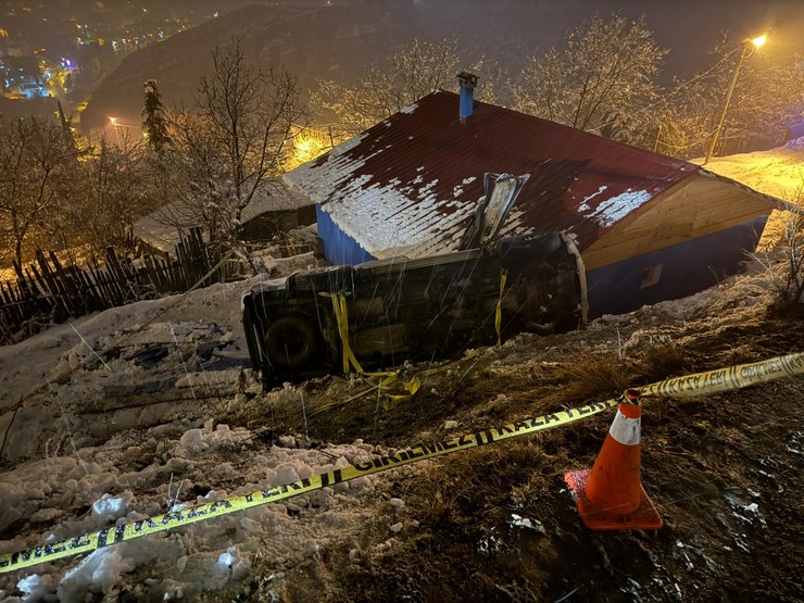 artvinin-ardanuc-ilcesinde-dun-gece-meydana-gelen-trafik-kazasinda-rize-plakali-aracin-surucusu-ismail-simsek-hayatini-kaybetti-bir-kisi-de-yaralandi-3.jpg