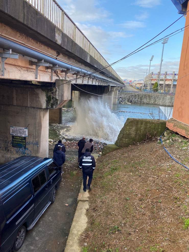rize-merkez-engindere-mahallesinde-ana-dogal-gaz-borusunda-meydana-gelen-patlama-genis-capli-bir-kesintiye-yol-acti-4.jpg