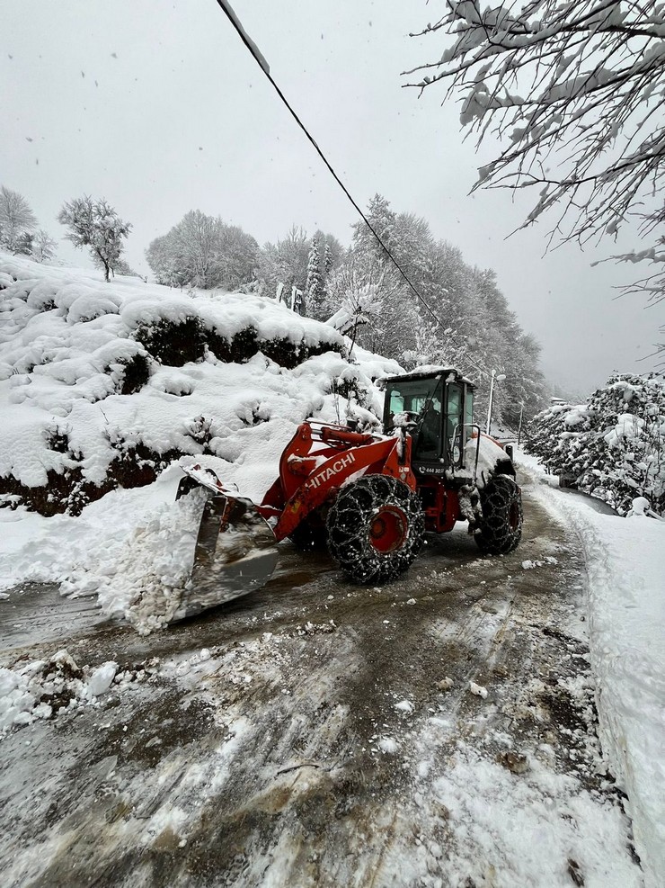 rizede-kar-yasami-felc-etti-63-koy-yolu-kapandi-2.jpg
