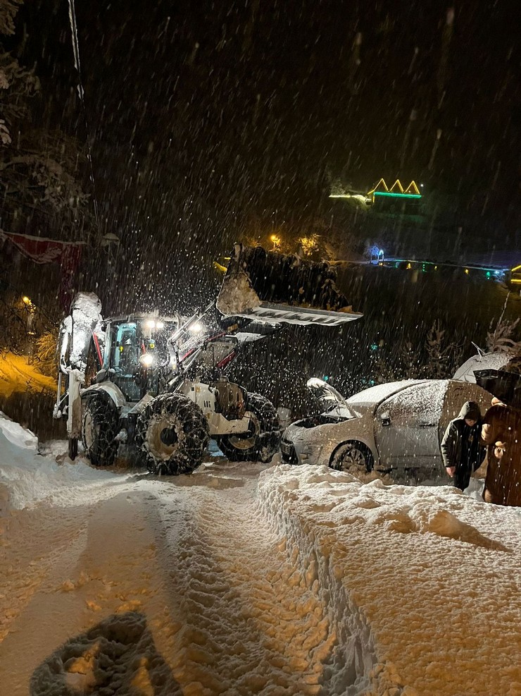 rizede-kar-yasami-felc-etti-63-koy-yolu-kapandi-7.jpg