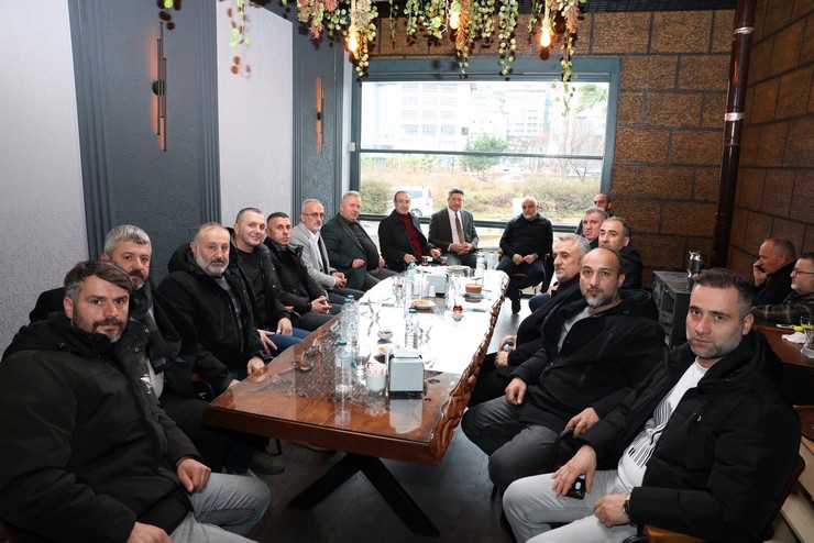 z-gida-is-sendikasi-genel-baskan-yardimcisi-sultan-murat-karadag-ve-beraberindeki-heyetten-ak-parti-rize-il-baskani-yilmaz-katmere-ziyaret-3.jpg
