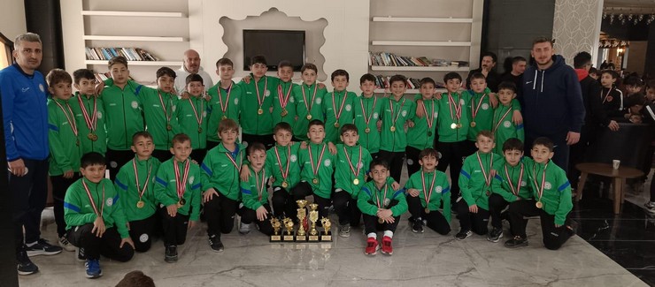 antalyada-namaglup-sampiyon-caykur-rizespor-u12-zirveye-ambargo-koydu-3.jpg