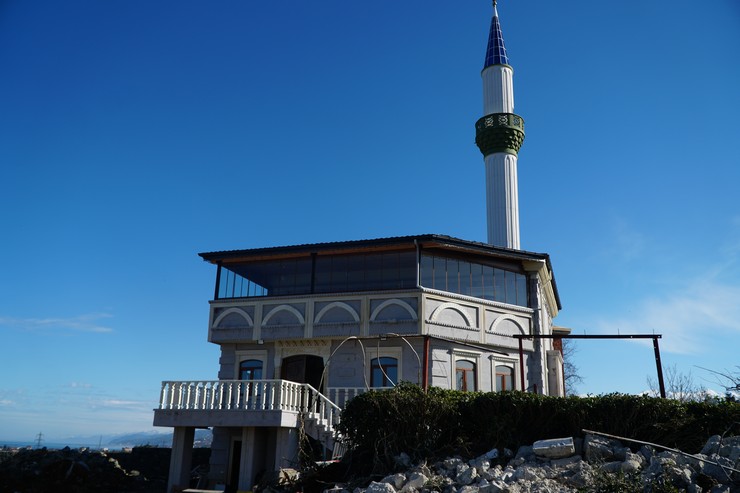 rizenin-pazar-ilcesinde-sahil-koyu-merkez-camiinin-insaatinin-tamamlanmasinin-ardindan-eski-cami-yikildi-caminin-minaresinin-kontrollu-yikim-ani-cep-telefonuyla-goru-6.jpg