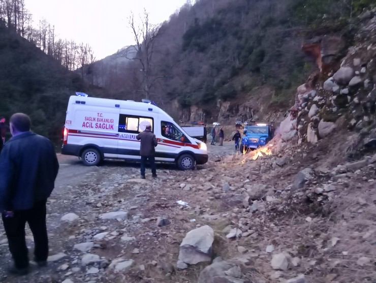 rizenin-findikli-ilcesinde-kamyonetin-dereye-yatagina-dustugu-kazada-2-kisi-yaralandi-6.jpg
