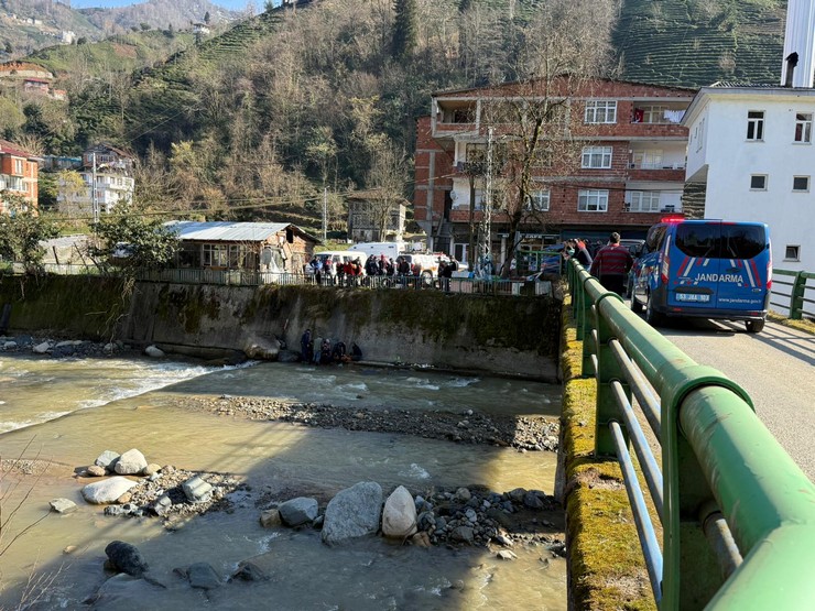 rize-merkeze-bagli-ambarlik-koyunde-yol-kenarinda-aracini-yikadigi-sirada-dengesini-kaybederek-yaklasik-5-metre-yukseklikten-dereye-dusen-75-yasindaki-ahmet-tuyluoglu-h-10.jpg