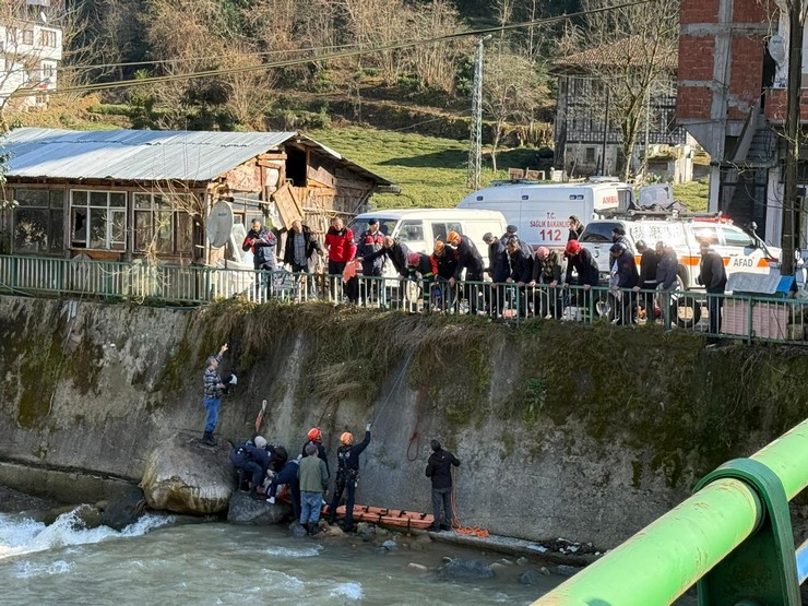 rize-merkeze-bagli-ambarlik-koyunde-yol-kenarinda-aracini-yikadigi-sirada-dengesini-kaybederek-yaklasik-5-metre-yukseklikten-dereye-dusen-75-yasindaki-ahmet-tuyluoglu-h-3.jpg