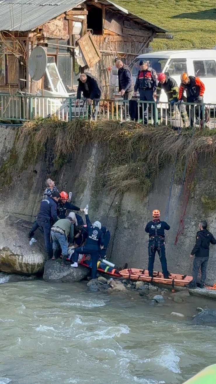 rize-merkeze-bagli-ambarlik-koyunde-yol-kenarinda-aracini-yikadigi-sirada-dengesini-kaybederek-yaklasik-5-metre-yukseklikten-dereye-dusen-75-yasindaki-ahmet-tuyluoglu-h-4.jpg