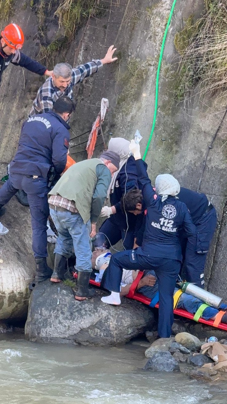 rize-merkeze-bagli-ambarlik-koyunde-yol-kenarinda-aracini-yikadigi-sirada-dengesini-kaybederek-yaklasik-5-metre-yukseklikten-dereye-dusen-75-yasindaki-ahmet-tuyluoglu-h-5.jpg
