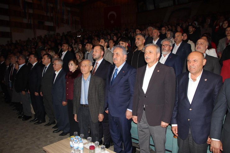 ak-parti-genel-baskan-yardimcisi-hayati-yazici-ak-parti-mugla-il-baskanligi-tarafindan-duzenlenen-genisletilmis-il-danisma-meclisi-toplantisina-katilmak-icin-kente-ge-4.jpg