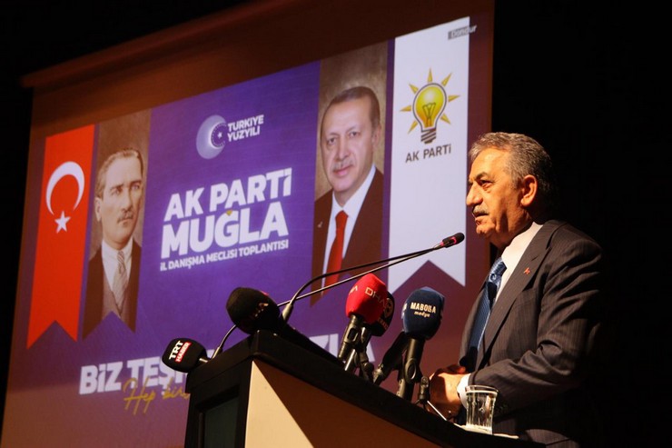 ak-parti-genel-baskan-yardimcisi-hayati-yazici-ak-parti-mugla-il-baskanligi-tarafindan-duzenlenen-genisletilmis-il-danisma-meclisi-toplantisina-katilmak-icin-kente-ge-6.jpg