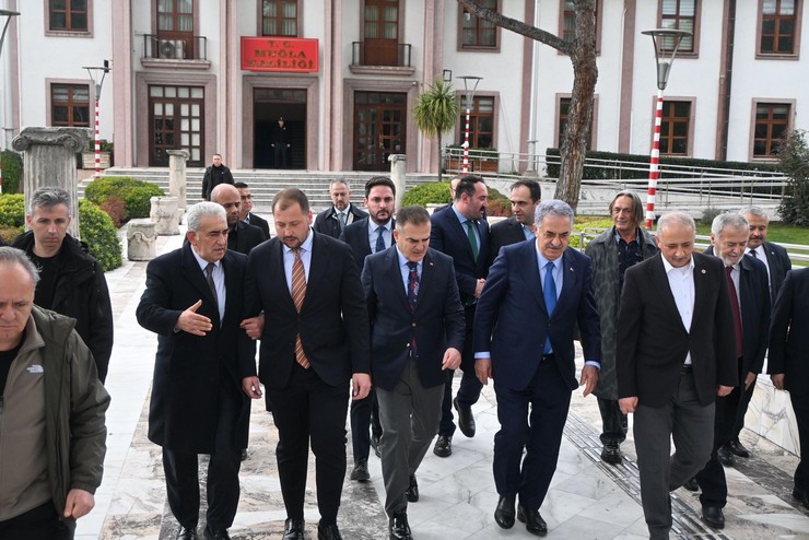 ak-parti-genel-baskan-yardimcisi-hayati-yazici-ak-parti-mugla-il-baskanligi-tarafindan-duzenlenen-genisletilmis-il-danisma-meclisi-toplantisina-katilmak-icin-kente-ge-7.jpg