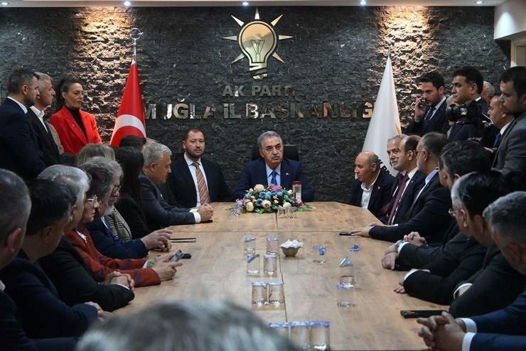 ak-parti-genel-baskan-yardimcisi-hayati-yazici-ak-parti-mugla-il-baskanligi-tarafindan-duzenlenen-genisletilmis-il-danisma-meclisi-toplantisina-katilmak-icin-kente-geld-1.jpg