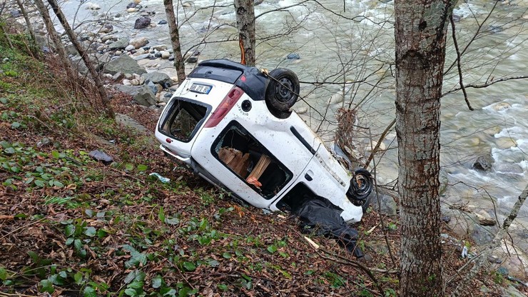 rizenin-kalkandere-ilcesinde-kontrolden-cikan-bir-kamyonetin-dereye-yuvarlanmasi-sonucu-meydana-gelen-trafik-kazasinda-1-kisi-hayatini-kaybederken-1-kisi-de-agir-yaralandi-1.jpg
