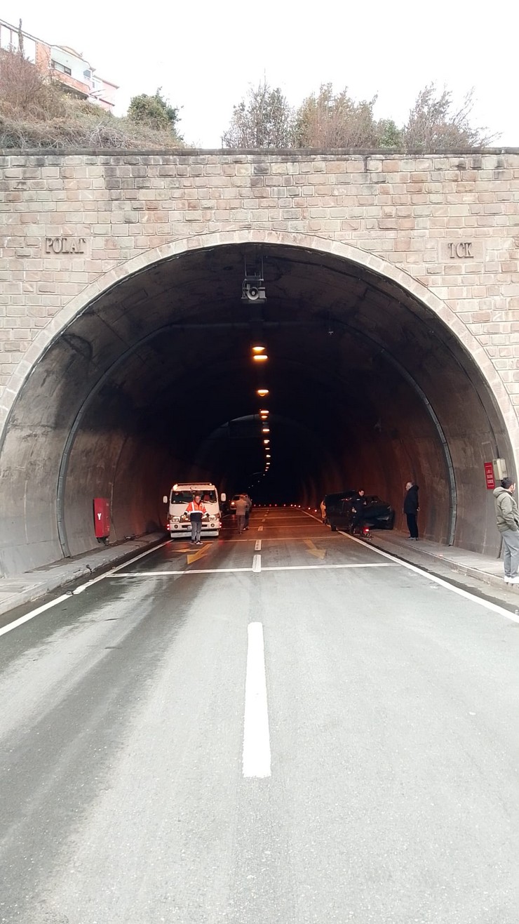trabzonun-arakli-ilcesindeki-tunelde-beton-mikseri-ile-3-otomobilin-karistigi-zincirleme-kazada-3-kisi-yaralandi-1.jpg