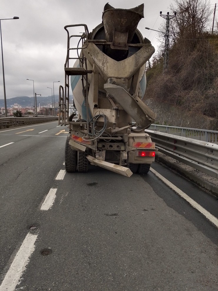 trabzonun-arakli-ilcesindeki-tunelde-beton-mikseri-ile-3-otomobilin-karistigi-zincirleme-kazada-3-kisi-yaralandi-7.jpg