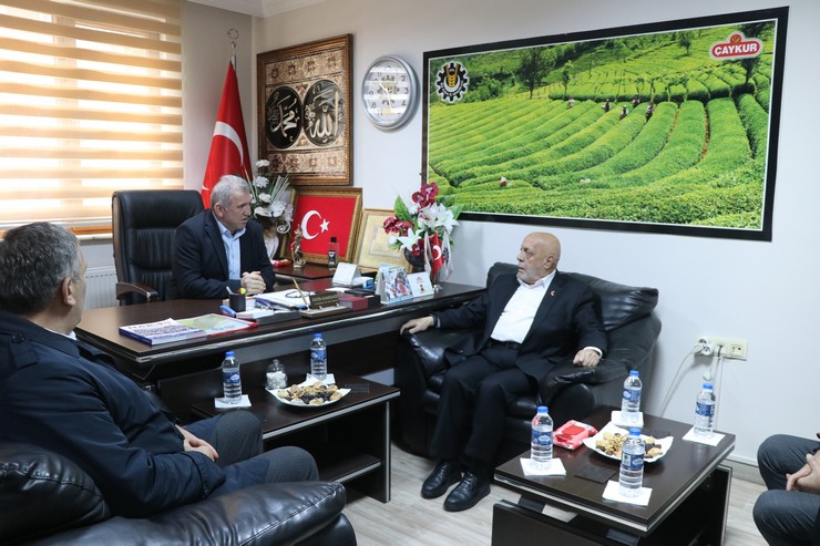 hak-is-ve-hizmet-is-sendikasi-genel-baskani-mahmut-arslan-hak-is-rize-il-baskani-ve-oz-gida-is-sendikasi-dogu-karadeniz-rize-sube-baskani-fatih-kandemir-ve-1.jpg
