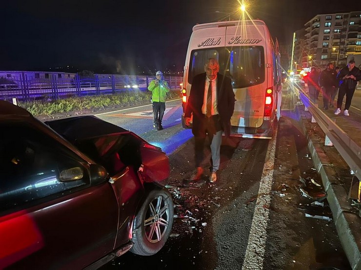 rizenin-pazar-ilcesinde-servis-minibusu-ile-tofas-otomobilin-carpistigi-kazada-1-kisi-yaralandi-1.jpg
