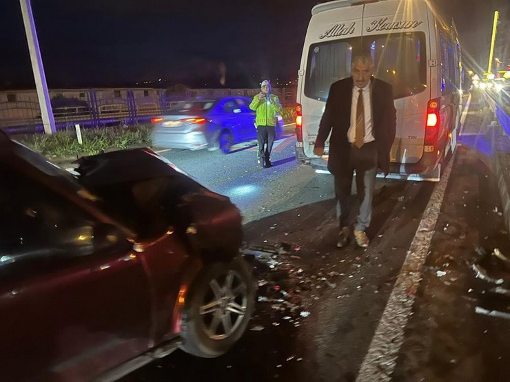 rizenin-pazar-ilcesinde-servis-minibusu-ile-tofas-otomobilin-carpistigi-kazada-1-kisi-yaralandi-2.jpg