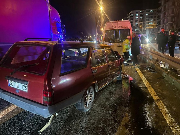 rizenin-pazar-ilcesinde-servis-minibusu-ile-tofas-otomobilin-carpistigi-kazada-1-kisi-yaralandi-3.jpg