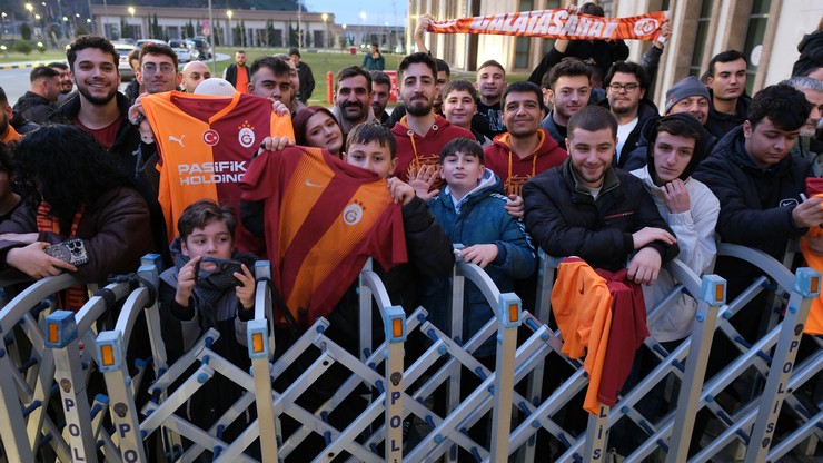 galatasaray-kafilesi-rizeye-geldi-3.jpg