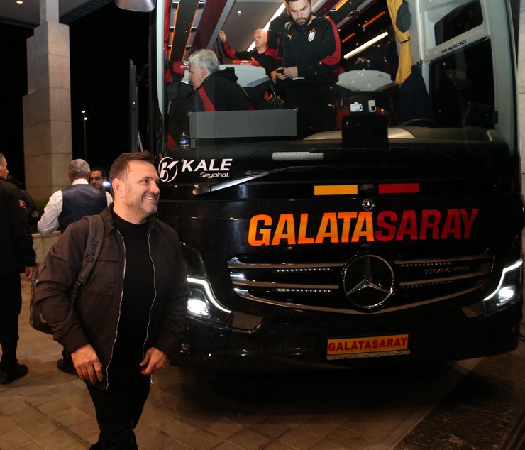 galatasaray-kafilesi-rizeye-geldi-4.jpg