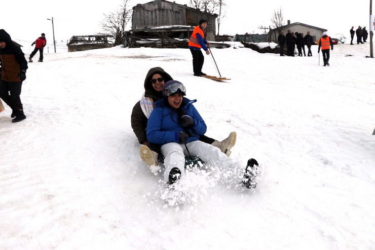 rizenin-ikizdere-ilcesindeki-petran-yaylasinda-geleneksel-hale-gelen-petranboard-kayak-senliginin-bu-yil-17ncisi-gerceklestirildi-1.jpg
