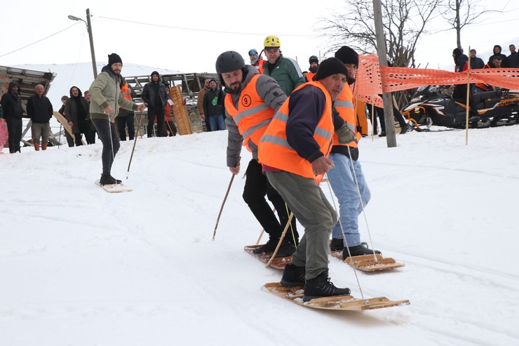 rizenin-ikizdere-ilcesindeki-petran-yaylasinda-geleneksel-hale-gelen-petranboard-kayak-senliginin-bu-yil-17ncisi-gerceklestirildi-2.jpg