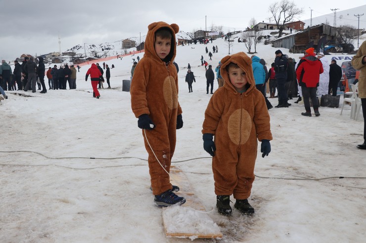 rizenin-ikizdere-ilcesindeki-petran-yaylasinda-geleneksel-hale-gelen-petranboard-kayak-senliginin-bu-yil-17ncisi-gerceklestirildi-6.jpg