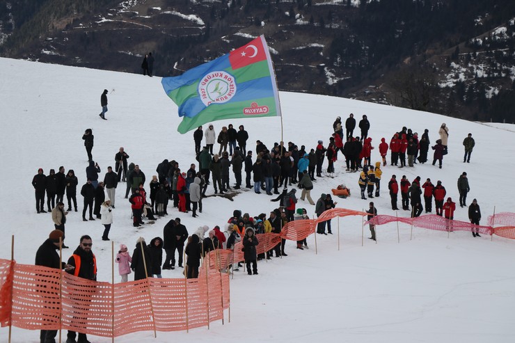 rizenin-ikizdere-ilcesindeki-petran-yaylasinda-geleneksel-hale-gelen-petranboard-kayak-senliginin-bu-yil-17ncisi-gerceklestirildi-7.jpg