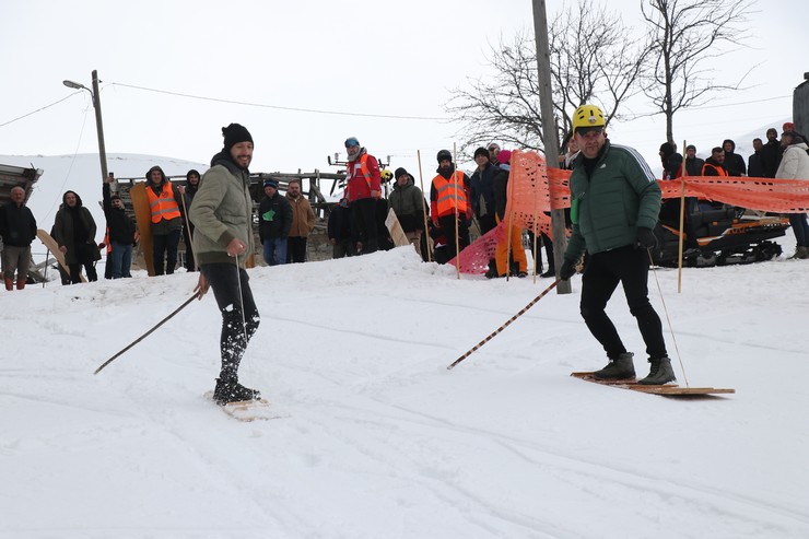 rizenin-ikizdere-ilcesindeki-petran-yaylasinda-geleneksel-hale-gelen-petranboard-kayak-senliginin-bu-yil-17ncisi-gerceklestirildi-8.jpg