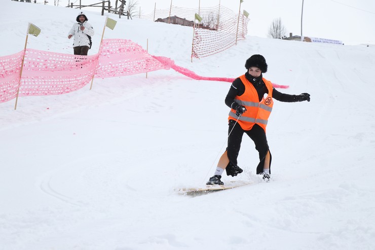 rizenin-ikizdere-ilcesindeki-petran-yaylasinda-geleneksel-hale-gelen-petranboard-kayak-senliginin-bu-yil-17ncisi-gerceklestirildi-9.jpg