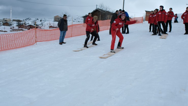rizenin-ikizdere-ilcesine-bagli-mesekoy-koyunde-bu-yil-17ncisi-duzenlenen-petranboard-kayak-yarislari-yapildi-4.jpg